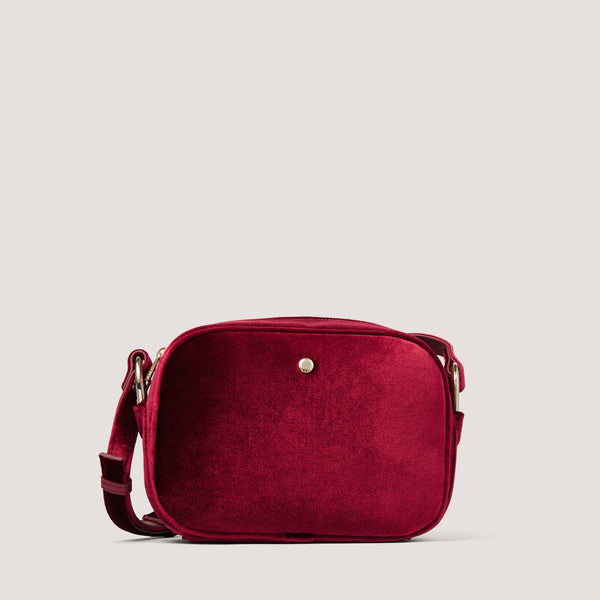 Introducing our chic, curved and casual crossbody bag in red velvet, Beau,